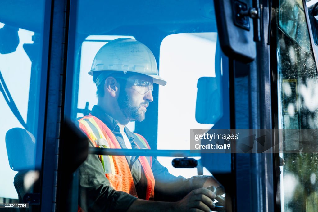 Travailleur de la construction d’une pelle rétrocaveuse