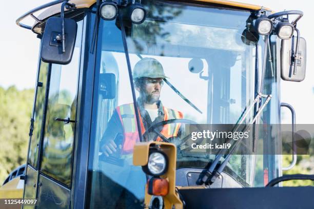 construction worker operating a backhoe - digger driver stock pictures, royalty-free photos & images