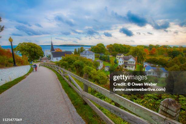 mackinaw island bike path - upper peninsula stockfoto's en -beelden