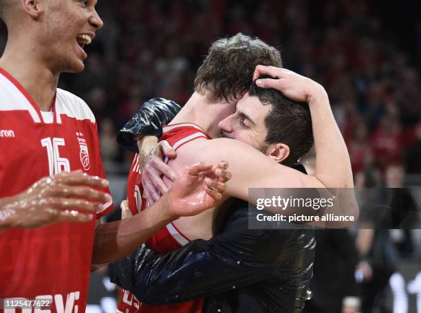 February 2019, Bavaria, Bamberg: Basketball: BBL Cup, Brose Bamberg - ALBA Berlin, Final: Bamberg coach Federico Perego , soaked with a beer shower,...