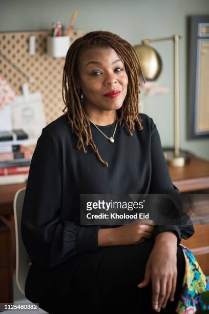 portrait of black businesswoman with dreadlocks - showus 個照片及圖片檔