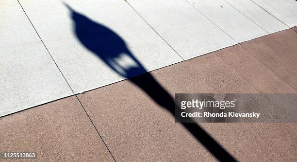 urban sidewalk shadow - rhonda klevansky - fotografias e filmes do acervo
