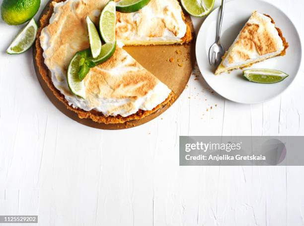 key lime pie. citrus pie with meringue - kruimeltaart nagerecht stockfoto's en -beelden