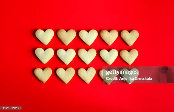 heart shaped cookies for valentine's day - kaka med socker bildbanksfoton och bilder