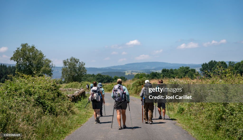 カミノ・デ・サンティアゴを歩く巡礼者