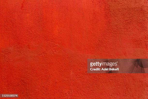red plastered rusty concrete wall - red wall stockfoto's en -beelden