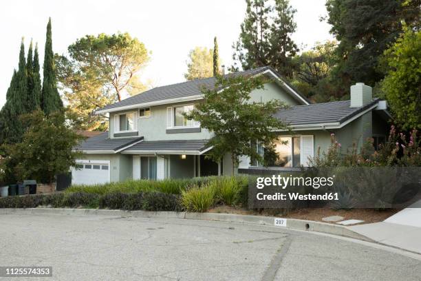 one-family house at the roadside - suburbs stock-fotos und bilder