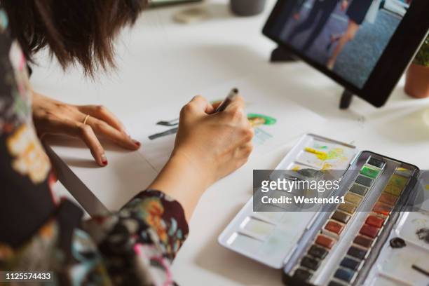 ilustraciones, imágenes clip art, dibujos animados e iconos de stock de illustrator painting at work desk, close-up - ilustrador