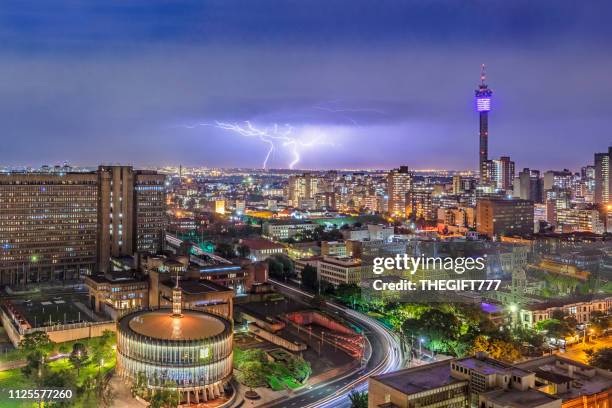 johannesburg-sturm und donner mit hillbrow tower und ratssaal - johannesbourg stock-fotos und bilder