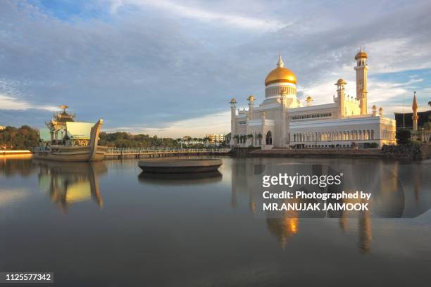 sultan omar ali saifuddien mosque in brunei - bandar seri begawan foto e immagini stock