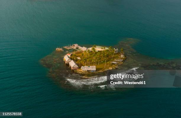 panama, san blas islands, kuna yala, aerial view of island, village - einsame insel stock-fotos und bilder