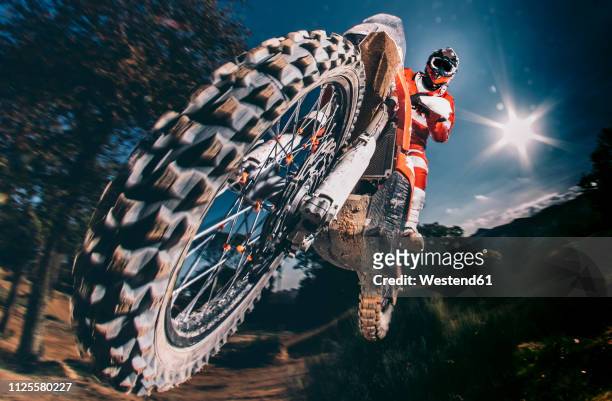 motocross biker jumping - scrambling fotografías e imágenes de stock