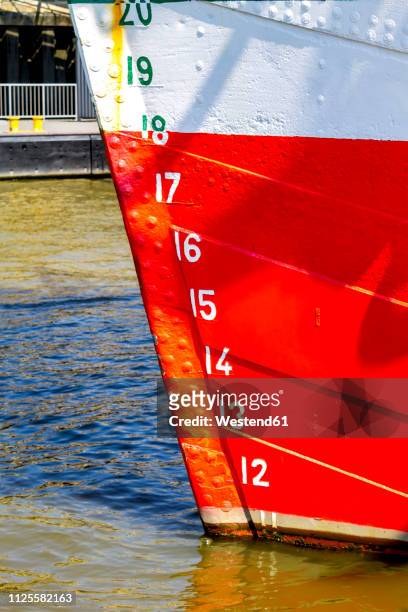 germany, hamburg, water level on a ship's bow - quilha - fotografias e filmes do acervo