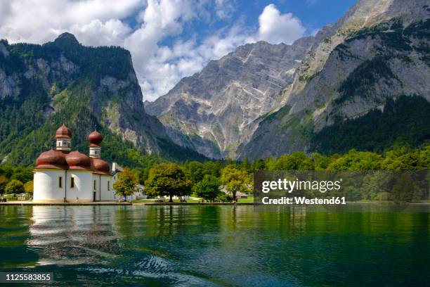 germany, bavaria, upper bavaria, berchtesgaden national park, watzmann east face, view of st. bartholomae church at lake koenigssee - berchtesgaden alps stock pictures, royalty-free photos & images