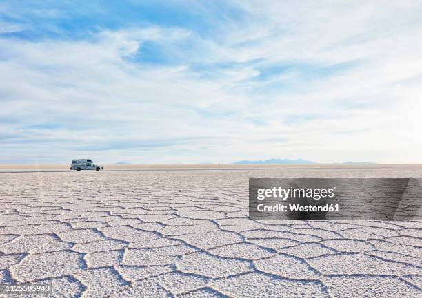 bolivia, salar de uyuni, camper on salt lake - cloud sales fotografías e imágenes de stock