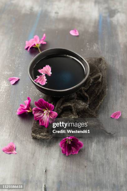tea extract of wild mallow, malva sylvestris - stockrose stock-fotos und bilder