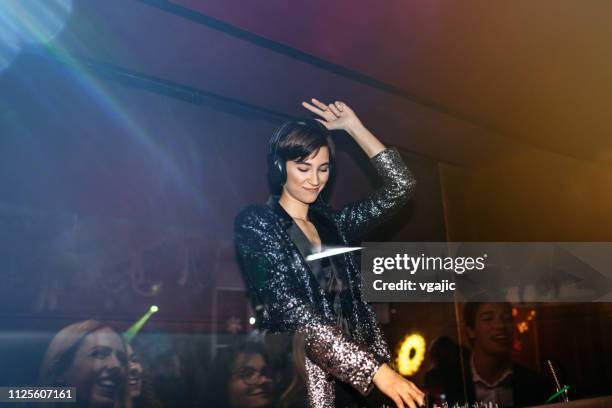 night club party - cheveux courts femme photos et images de collection