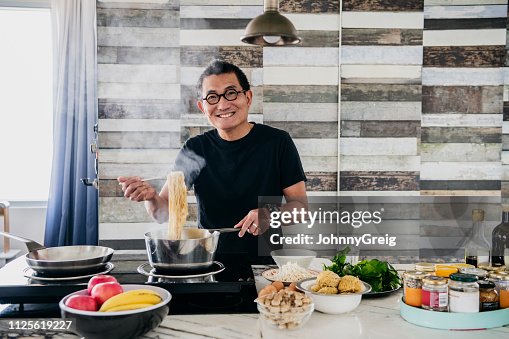 6.207 fotos e imágenes de Hombre Chino Cocinando - Getty Images