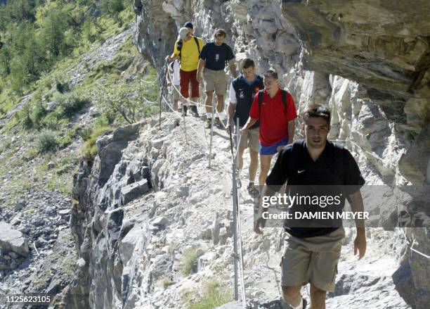 Les joueurs du XV de France, de D à G Dimitri Yachvili, Nicolas Brusque , Damien Traille, Fabien Galthié effectuent une randonnée le 03 août 2003...