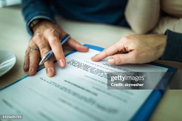 hier moet u ondertekenen! - life insurance stockfoto's en -beelden