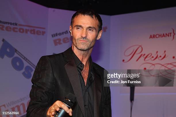 Marti Pellow of Wet Wet Wet perform at the The Archant London Press Ball on November 17, 2007 in London.