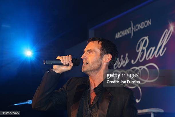 Marti Pellow of Wet Wet Wet perform at the The Archant London Press Ball on November 17, 2007 in London.