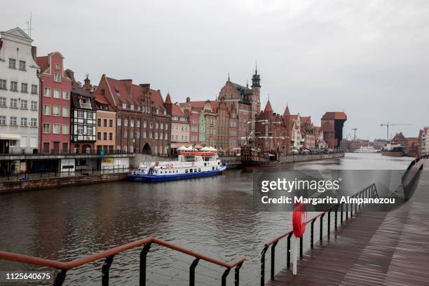 the old town of gdansk with its famous crane - motlawa river stock-fotos und bilder