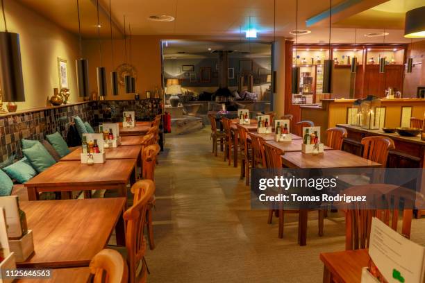 empty restaurant of a spa - ausencia imagens e fotografias de stock