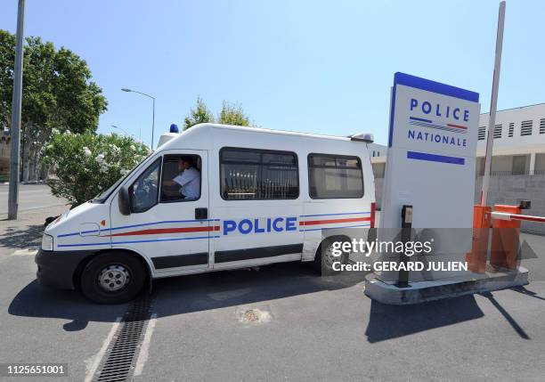 Un fourgon de police sort du commissariat d'Avignon, le 28 juin 2011, où le principal suspect, "source" présumée, dans l'affaire de la fuite du...