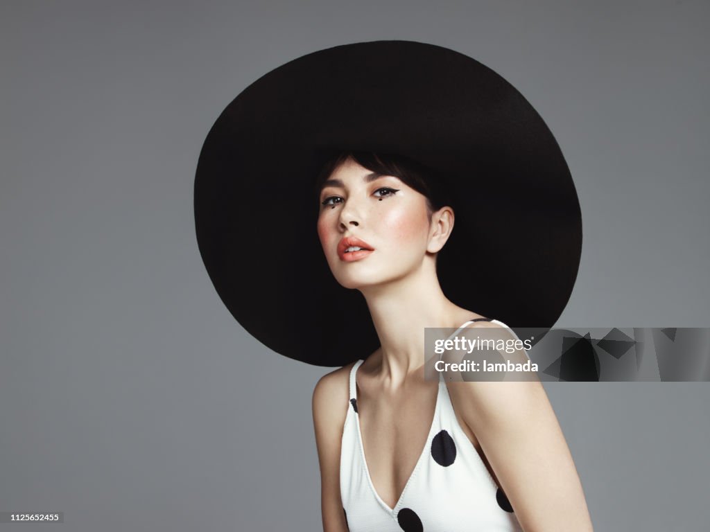 Hermosa mujer elegante con sombrero de gran tamaño