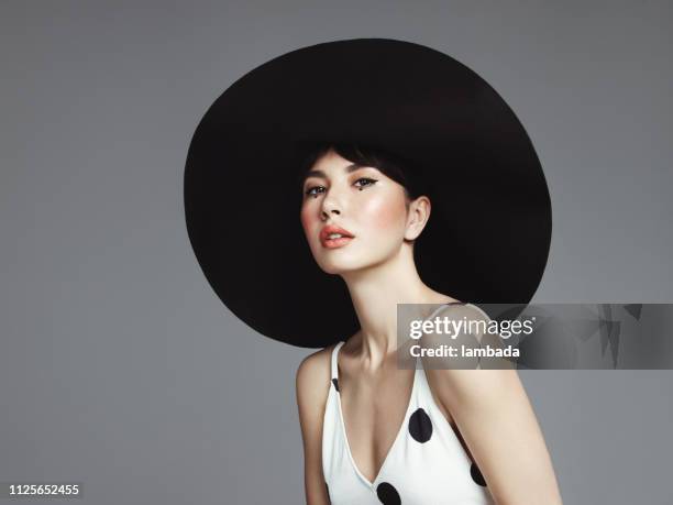 linda mulher elegante com chapéu de grandes dimensões - big beautiful women - fotografias e filmes do acervo