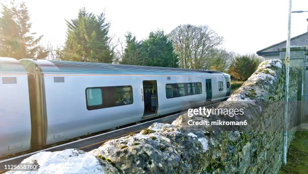 irish rail, iarnród éireann in small station - tramway stock pictures, royalty-free photos & images