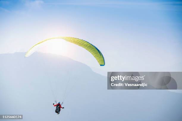 parapente sobre montanhas - glider - fotografias e filmes do acervo