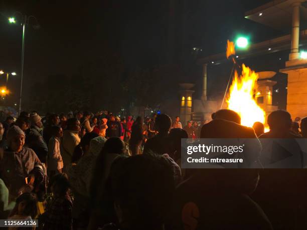 bild von punjab lohri festival urlaub menschenmassen in new delhi, indien, mit indianer tanzen um feuer flammen - people celebrate lohri festival stock-fotos und bilder
