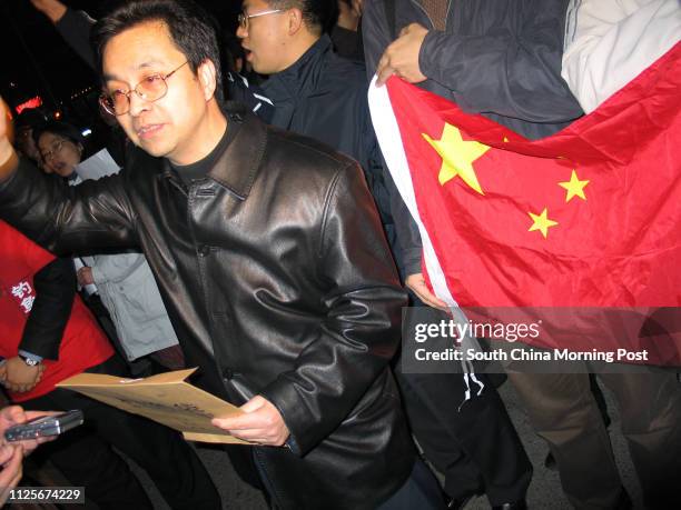 Tong Zeng reads out a petition letter in front of the Japanese..., News Photo