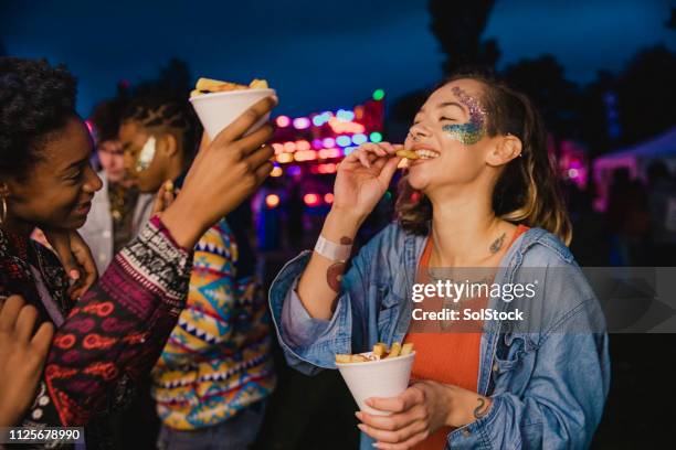 sharing chips at a festival - batata frita lanche imagens e fotografias de stock