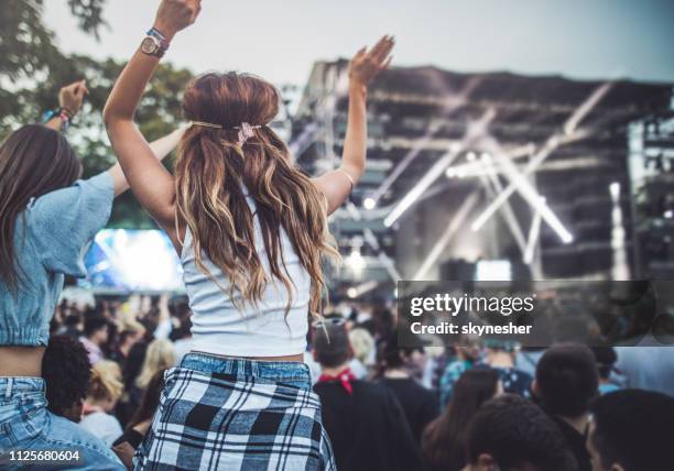 heckansicht des unbeschwerten freundinnen spaß auf einem konzert. - rock festival stock-fotos und bilder