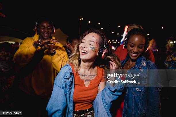 young woman presso silent disco - festival musica foto e immagini stock