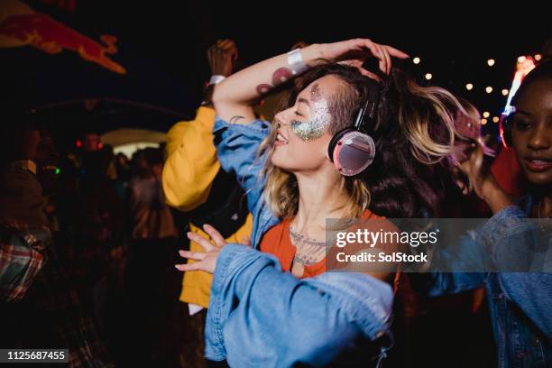 perdu dans la discothèque silencieuse - carnaval réjouissances photos et images de collection