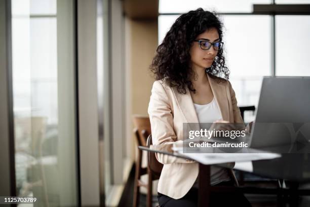 geschäftsfrau, die arbeiten am laptop in einem café - daily life in turkey stock-fotos und bilder