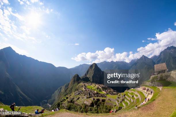 マチュピチュとワイナピチュ ペルーでのビュー - ワイナピチュ山 ストックフォトと画像