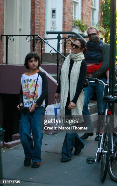 Actress Jennifer Connelly and husband actor Paul Bettany with kids Kai Dugan and Stellan Bettany on October 3, 2007 in New York City.