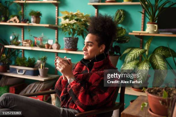 trans woman on her coffee break - showus fotografías e imágenes de stock