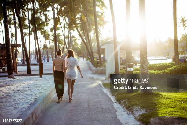due giovani donne in vacanza - punta cana foto e immagini stock
