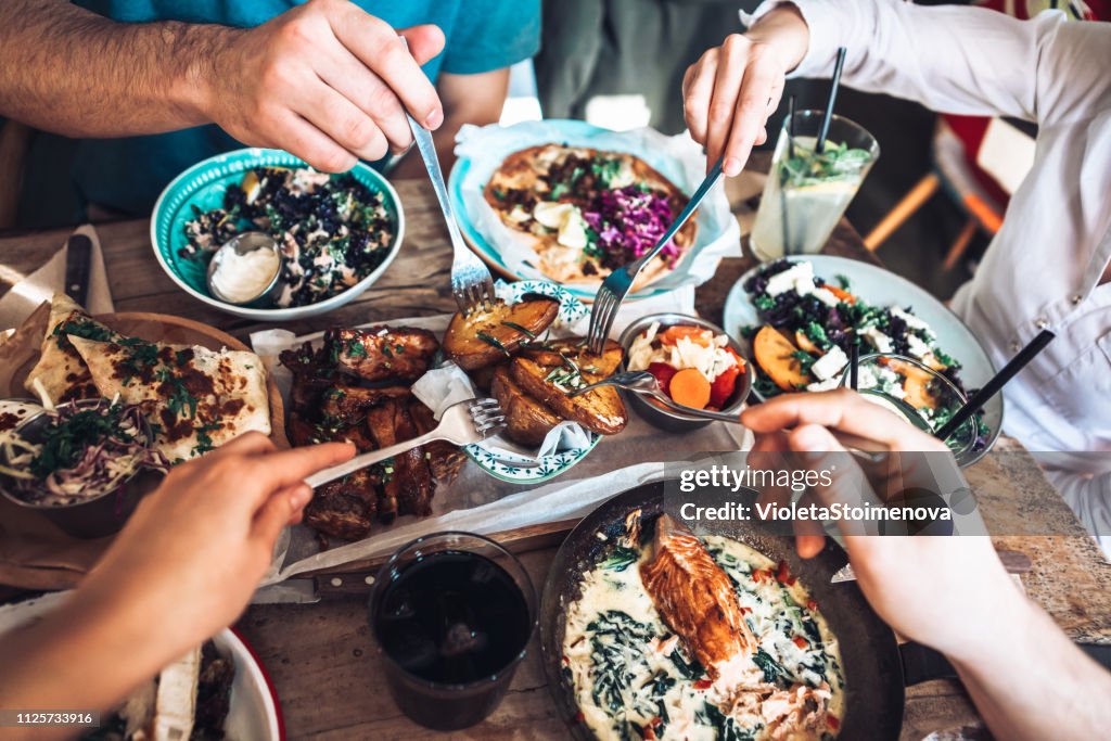Disfrutando el almuerzo con amigos
