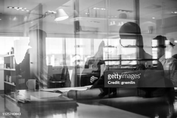 trabajadores de oficina resumen de la reunión - blanco y negro fotografías e imágenes de stock
