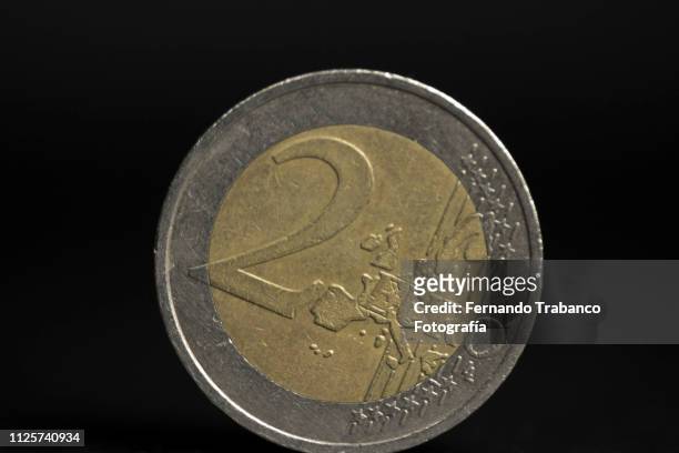 two euro coin - zwei euro münze stock-fotos und bilder