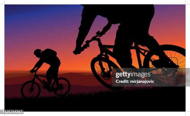 mountainbike-touren während eines sonnenuntergangs - mountainbiking stock-grafiken, -clipart, -cartoons und -symbole