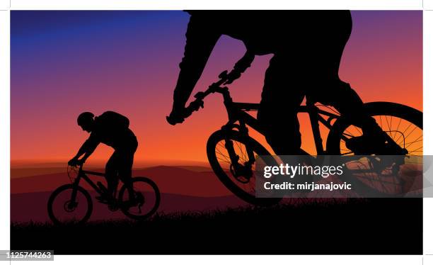 stockillustraties, clipart, cartoons en iconen met mountainbiken tijdens een zonsondergang - mountainbiken fietsen