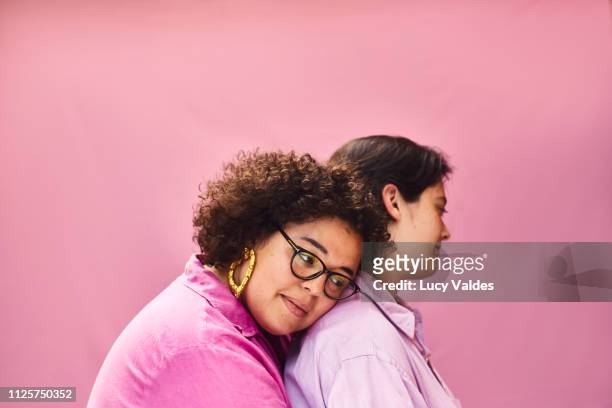 pareja de mujeres - showus stock pictures, royalty-free photos & images